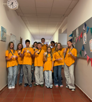 Das Bild zeigt eine Gruppe von Schülern und Schülerinnen in gelben T-Shirts.
