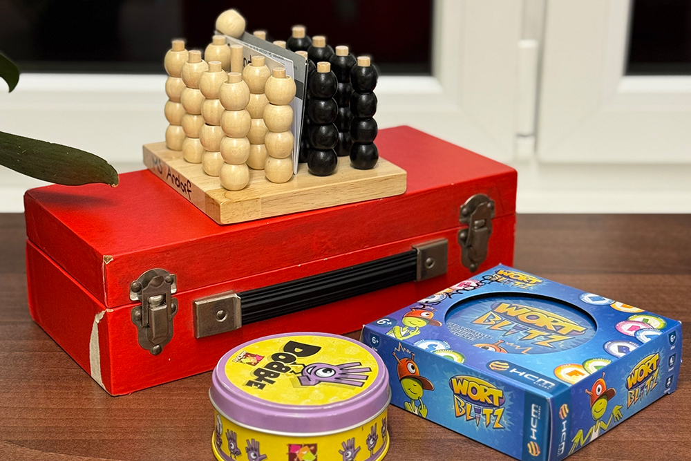 Das Bild zeigt drei Spiele die in der Bibliothek ausgeliehen werden können.