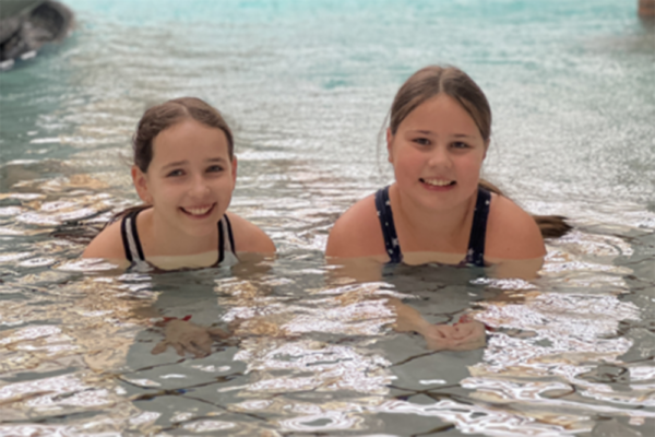 eine Gruppe von Mädchen liegt im Wasser