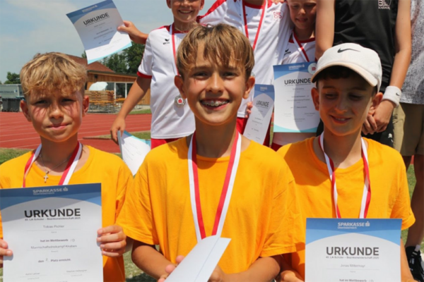 Auf dem Bild zu sehen sind drei Jungen, die den ersten bis dritten Platz bei der Leichtathletik belegt haben