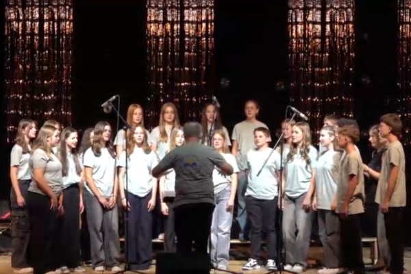 ein Chor Kinder performet auf der Bühne