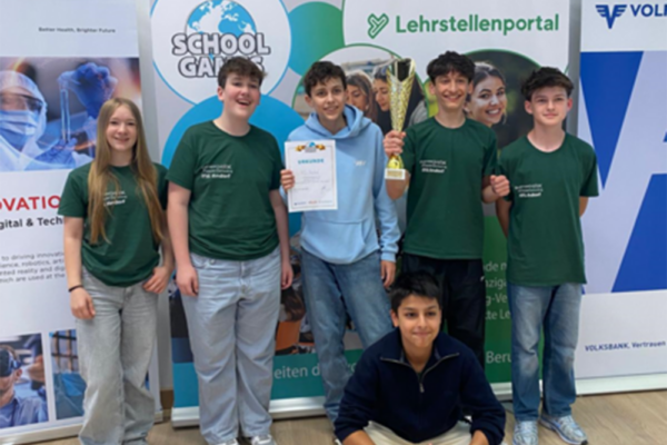 eine Gruppe Schüler lächelt in die Kamera