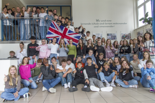 Bei dem Bild handelt es sich um ein Gruppenfoto, dass viele Schüler zeigt.